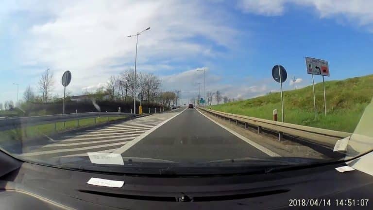 nid de poule route voiture Un motard coupe la route a une 1024x576 1