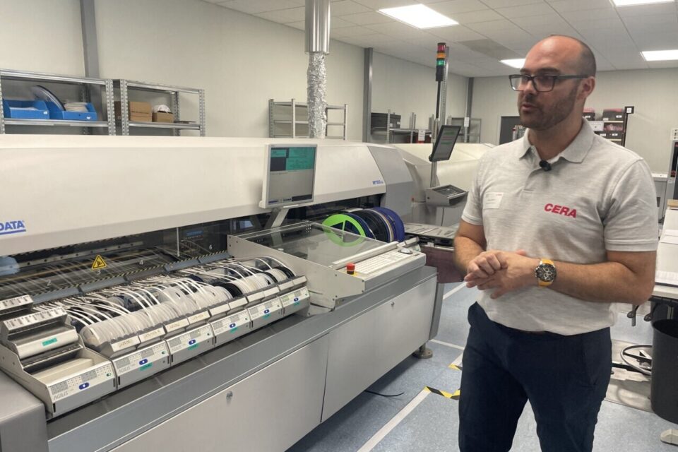 Michael Gandoni présente une des machines qui servent à la fabrication des cartes électroniques.