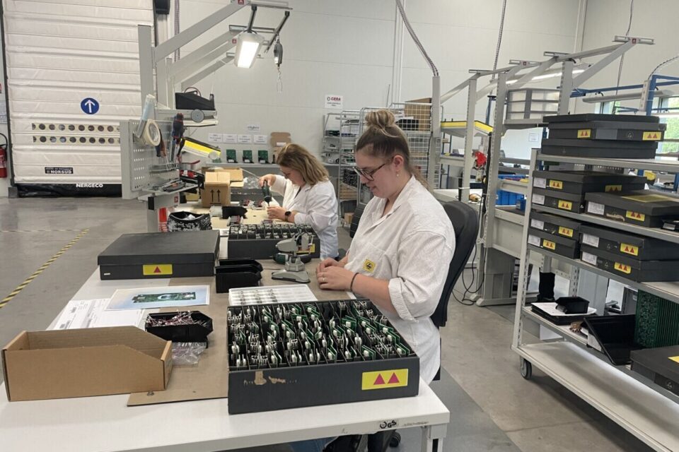 Les techniciennes de production s'affairent à l'assemblage des cartes électroniques.