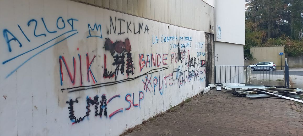 Les murs du centre commercial d'Aillot sont saturés de tags. /DDM JE