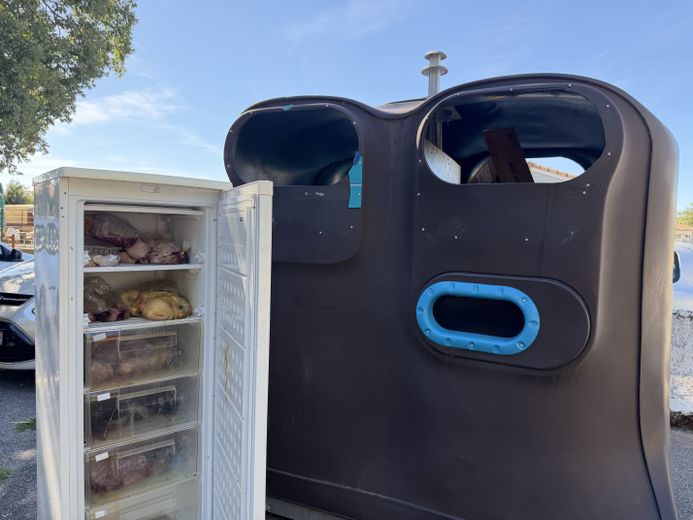 Un frigo rempli de viande avariée laissé aux abords d'un parc, à Fonsorbes.