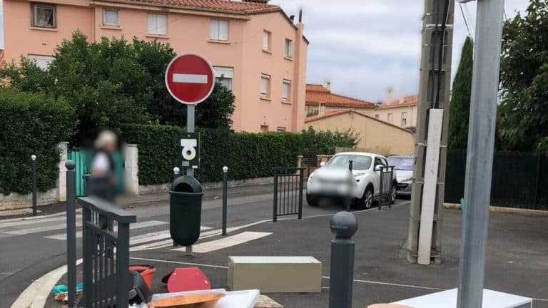 1791212908 Cest de la provocation Des dechets poses devant un panneau 1024x576 1