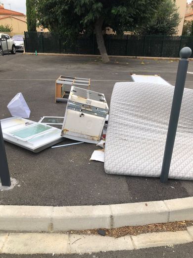 Même un matelas a élu domicile sur l’asphalte à Perpignan.